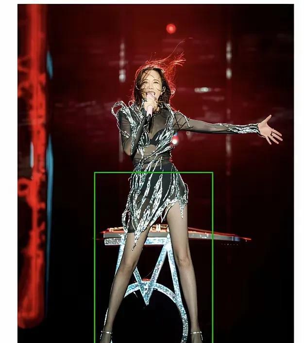 莫文蔚唯一一个用气质和身材赢了一大票高颜值女明星的女明星。
我发现香港娱乐圈其实