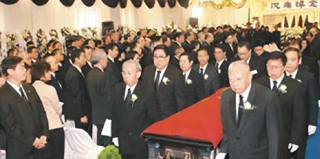 李兆基娶亲不忘恩情











你敢信？豪门巨富李兆基儿子娶媳妇，他竟