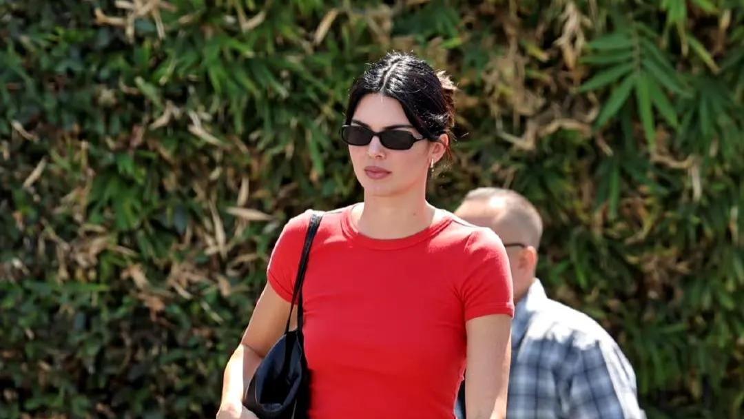 纽约超模姐妹花的夏天，肯豆海莉的背心和牛仔裤