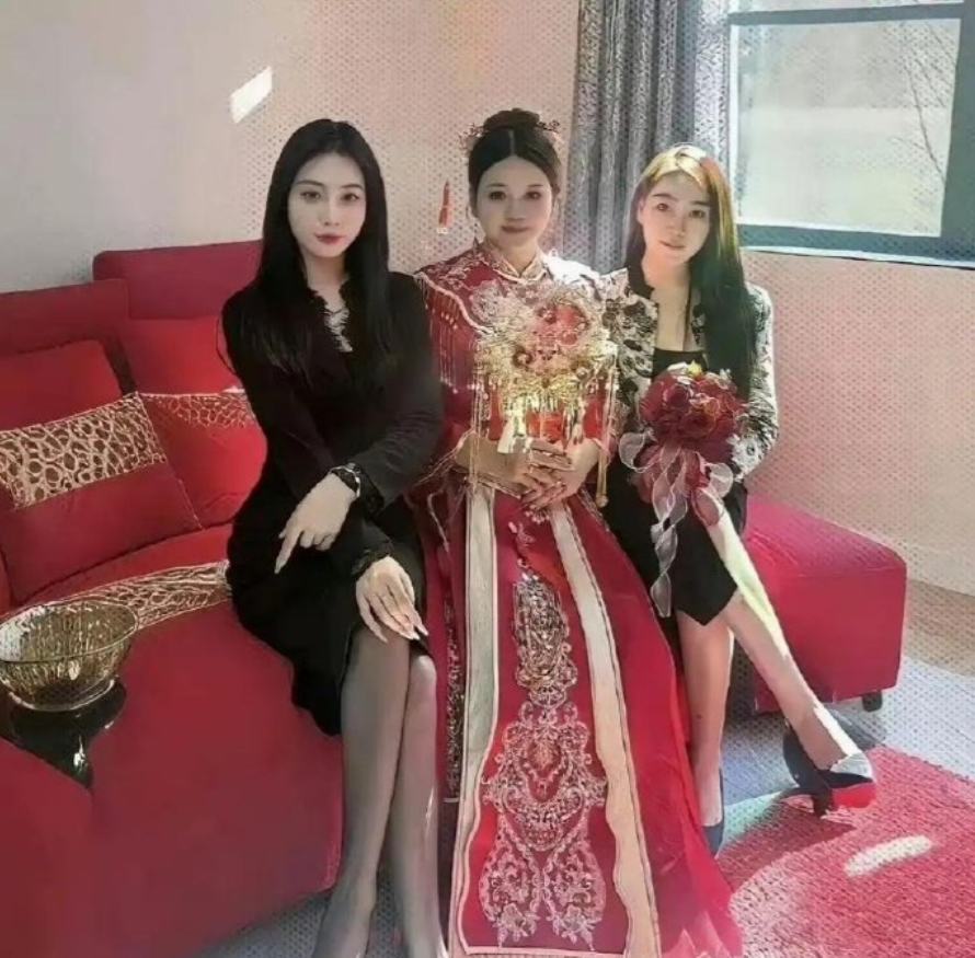 感觉这俩伴娘有点喧宾夺主了吧