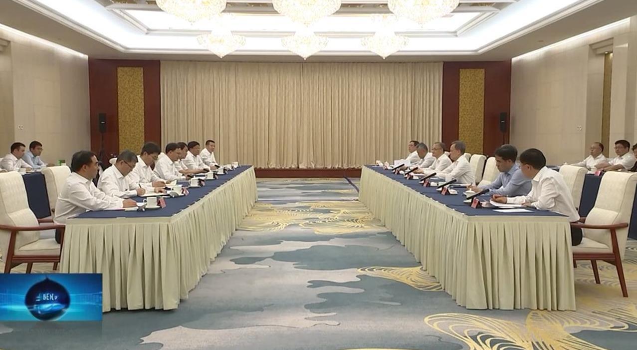 6月26日，天津市领导与来津出席2025年夏季达沃斯论坛的中国海油董事长张传江一