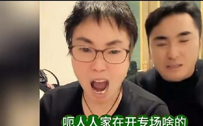 喜梅哥哥跟妈妈长的很像，眉毛都特别浓黑。
小黑粉们说，喜梅哥哥终于站出来了，喜梅