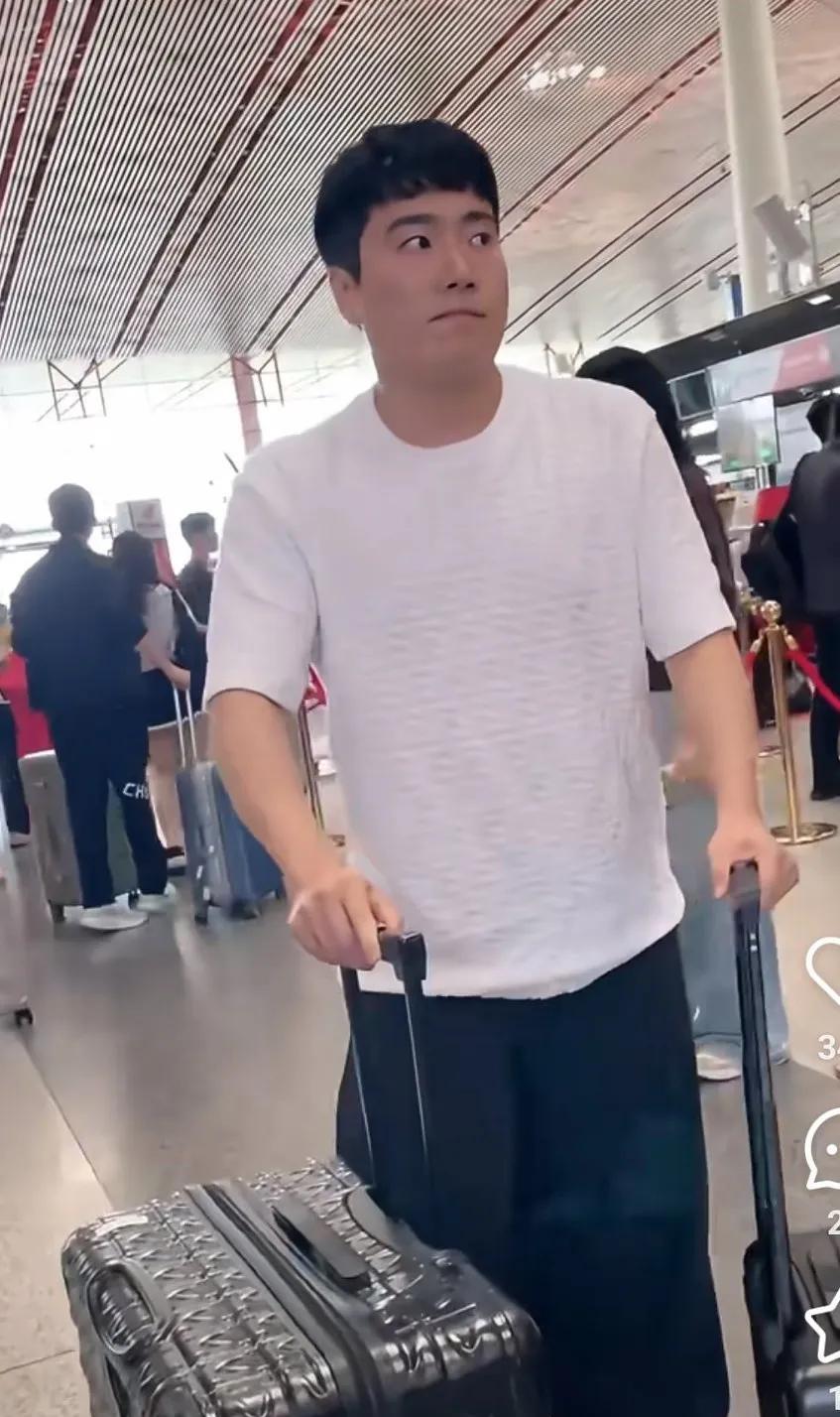 其实大胖每次的穿搭都挺洋气。
今天中午，国乒从北京出发飞瑞典，志强带着两个徒弟去