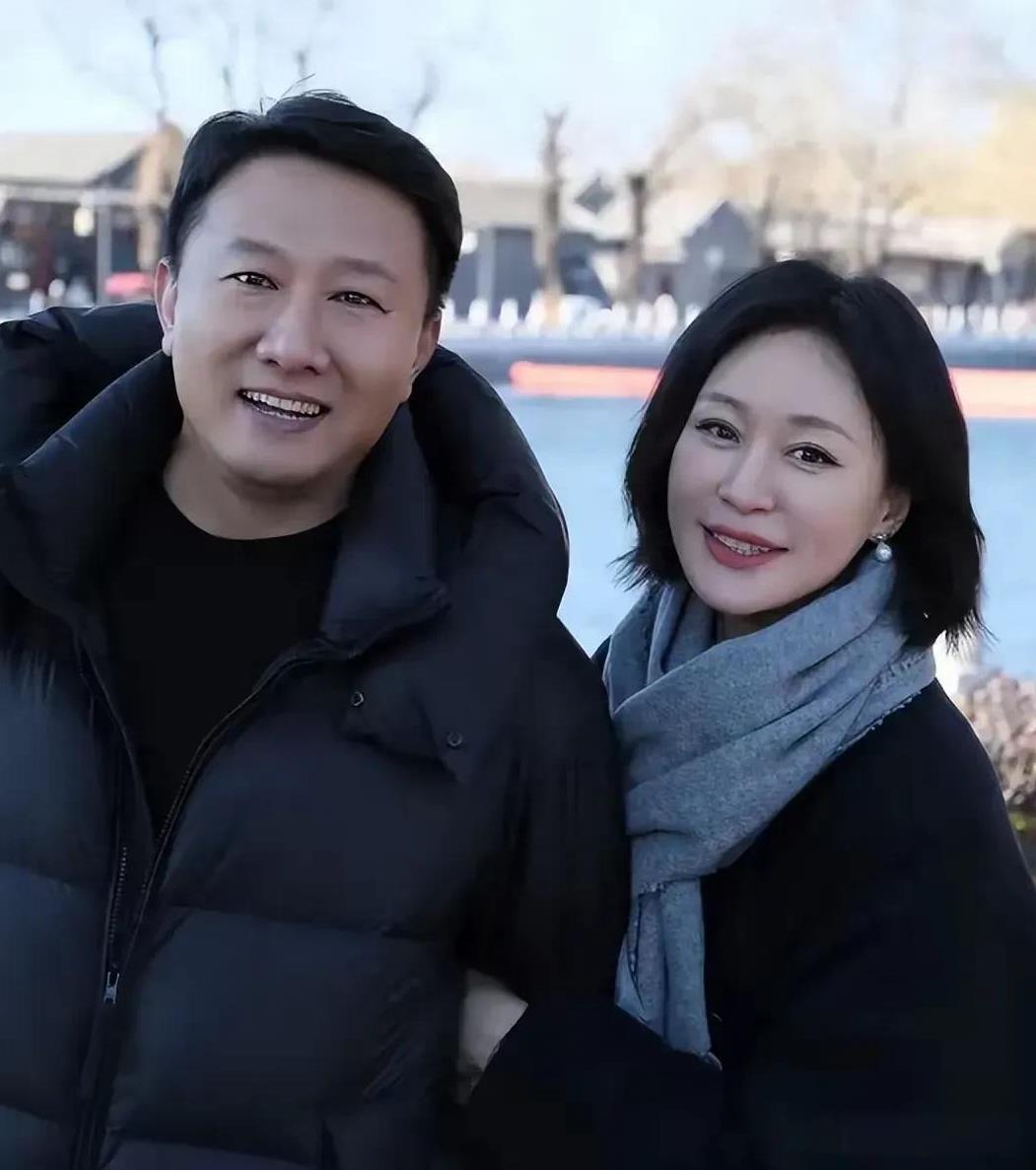房子斌与杨雨婷刚结婚那会穷得响叮当，住老楼房，冬冷夏热。
俩人没钱买电暖气，冬天