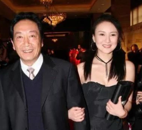 2014年，31岁的女演员饶芯语嫁给了68岁的王奎荣，第二年生下一个女儿。老来得