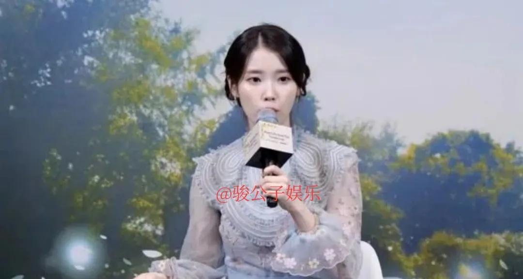 #IU回应没有读大学##朴宝剑演技让IU有危机感# 据台媒，IU、朴宝剑受访被问