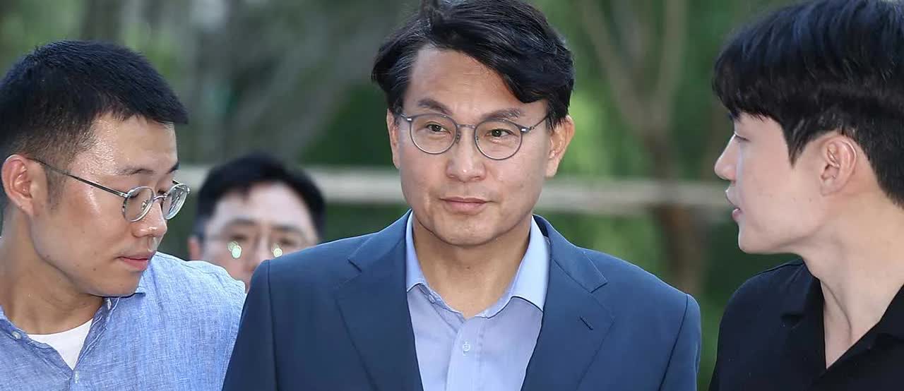 当初，狂言：
罢免尹锡悦将让宪院化为灰烬的
尹相现议员27日一脸憔悴的出现在