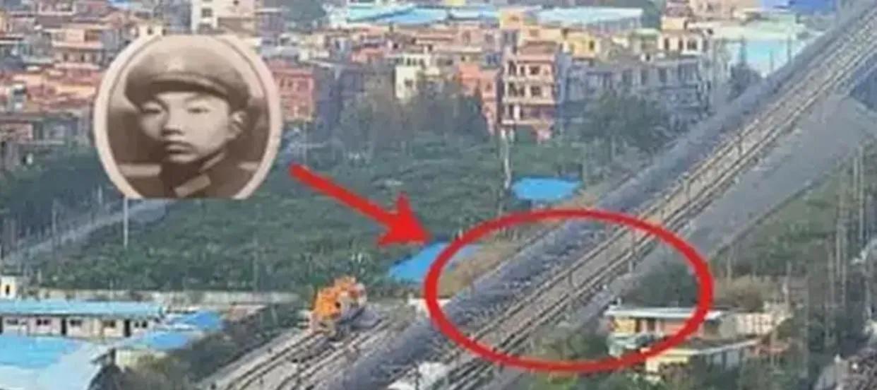 北京有个18岁坟墓火车都绕着走
北京朝阳区红庙路口有座小坟，周围全是高楼大厦。每