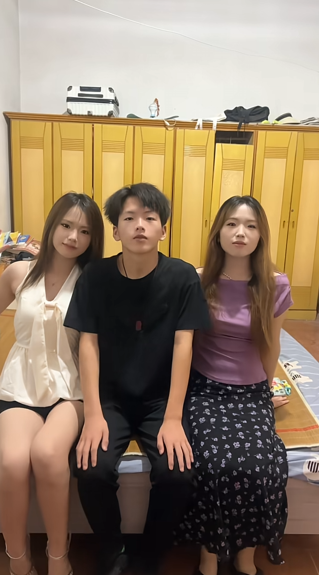 我的家里有个人很酷”现在一个都不笑了，压力大
