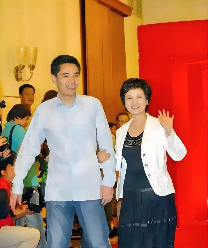 能认出这两位老戏骨的，绝对是超级影迷了。男演员演技可好了，他演的戏，几乎每一部我