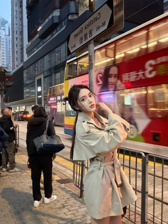 都市街头，时尚女孩，夜色撩人，等待公交车