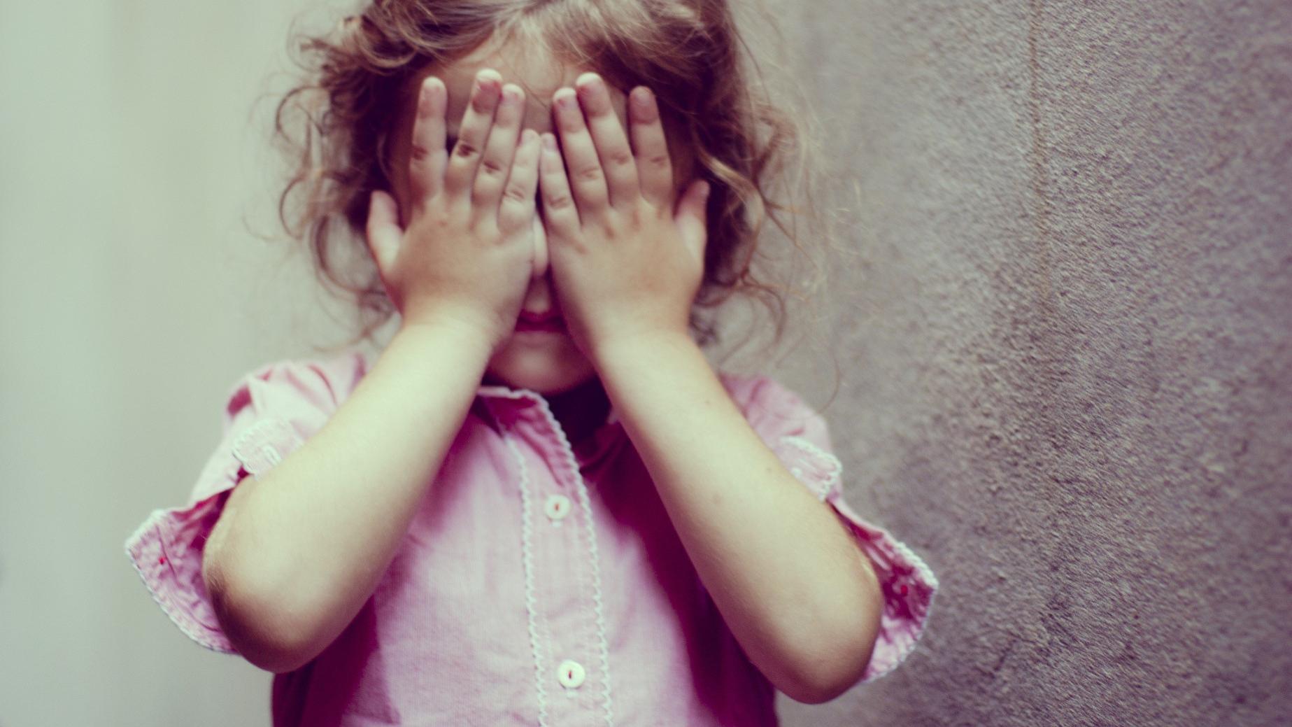 孩子突然怕黑、怕面具？别急着纠正！教你读懂2-3岁“恐惧期”的真相