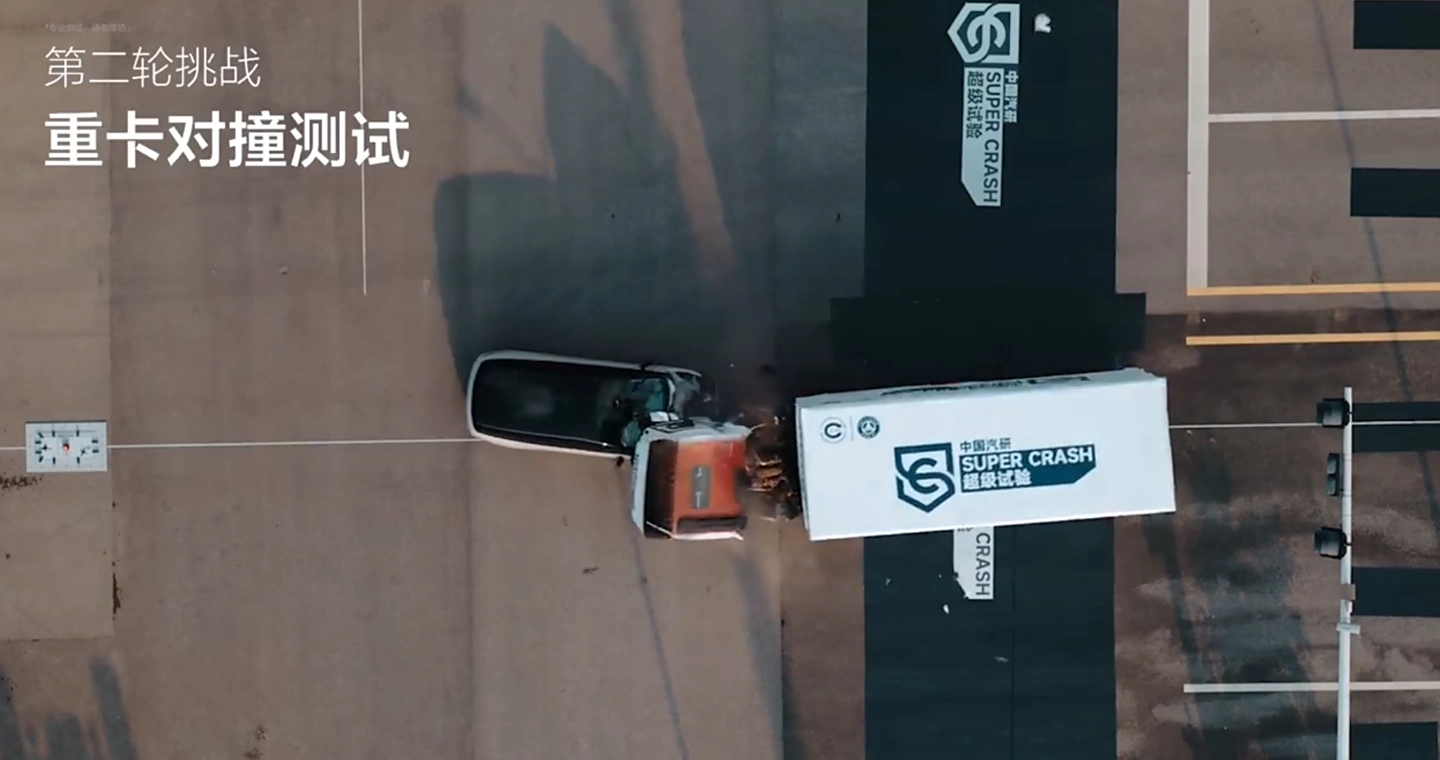  #理想汽车又被群嘲了#

用别人家卡车撞自家的理想汽车，撞完还让全网围观卡车散