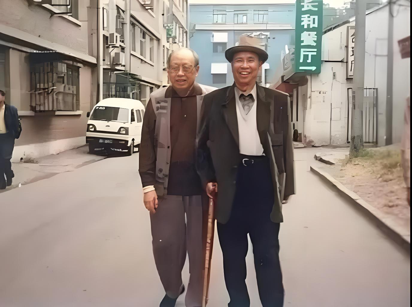 1997年秋天，李作鹏和邱会作时隔二十多年，在北京的街头偶遇，久别重逢的两人欣然