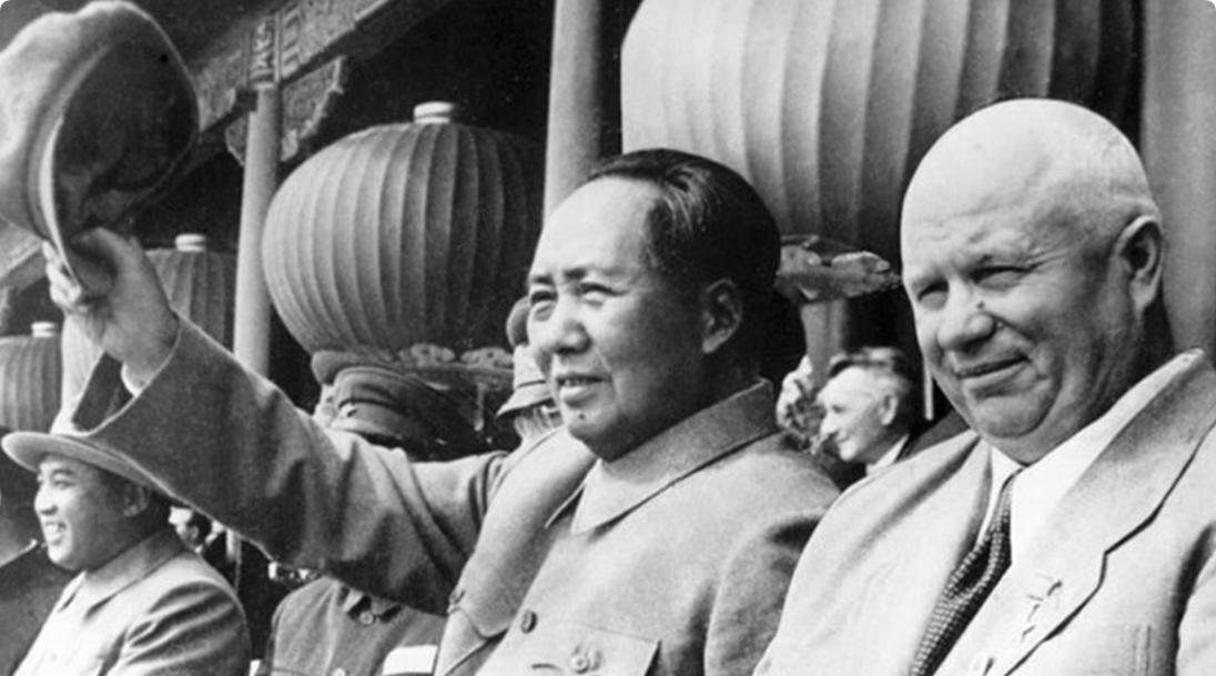 1954年10月3日下午，毛主席与赫鲁晓夫会谈。
地点：颐年堂。
在会谈中，毛主