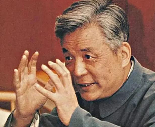 面对美国和以色列对伊朗的狂轰滥炸，伊朗显得力不从心，这让我想起了一个人。
他就是