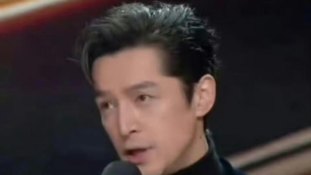 胡歌路演秒变“女儿奴”，破例收礼引爆全场笑点