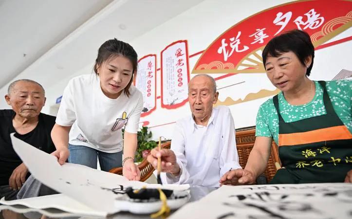 公务员工资以及企业员工工资存在的问题！当年交公粮的农民工养老金问题澄清事实：
首