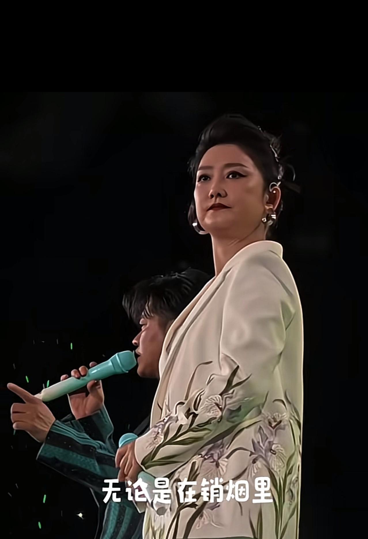 天呐，玲花也老了，凤凰传奇再也不是我心中金童玉女的样子了！
当年第一次听凤凰传奇