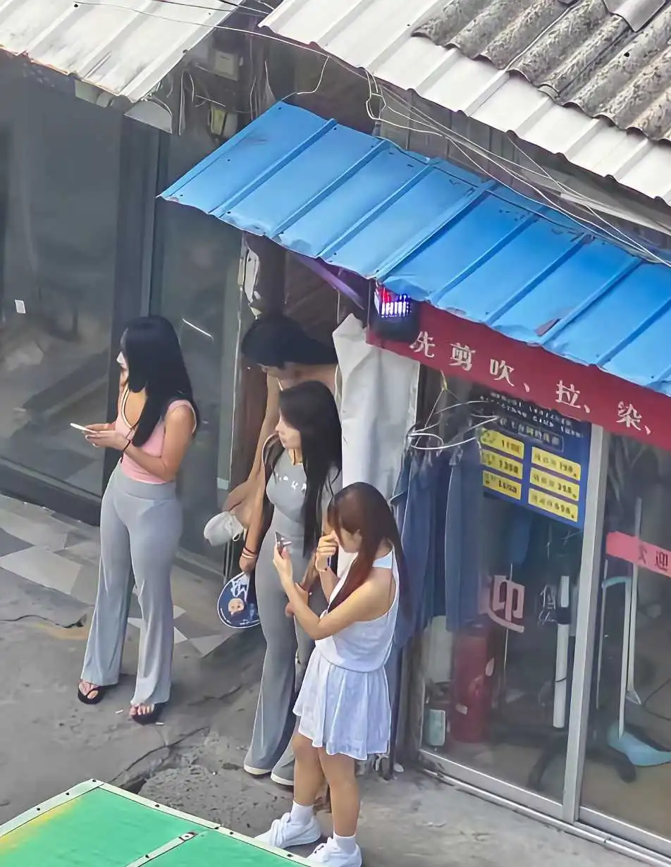 理发店生意很好，好多女孩在门口排队