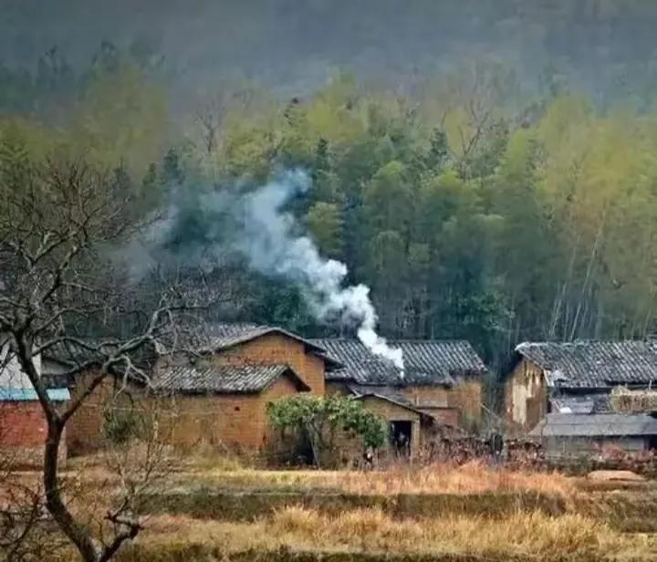《童年的回忆》
#童年老家的样子# 
瓦房烂墙土坯炕，
灶台漆黑拉风箱。
麦草柴