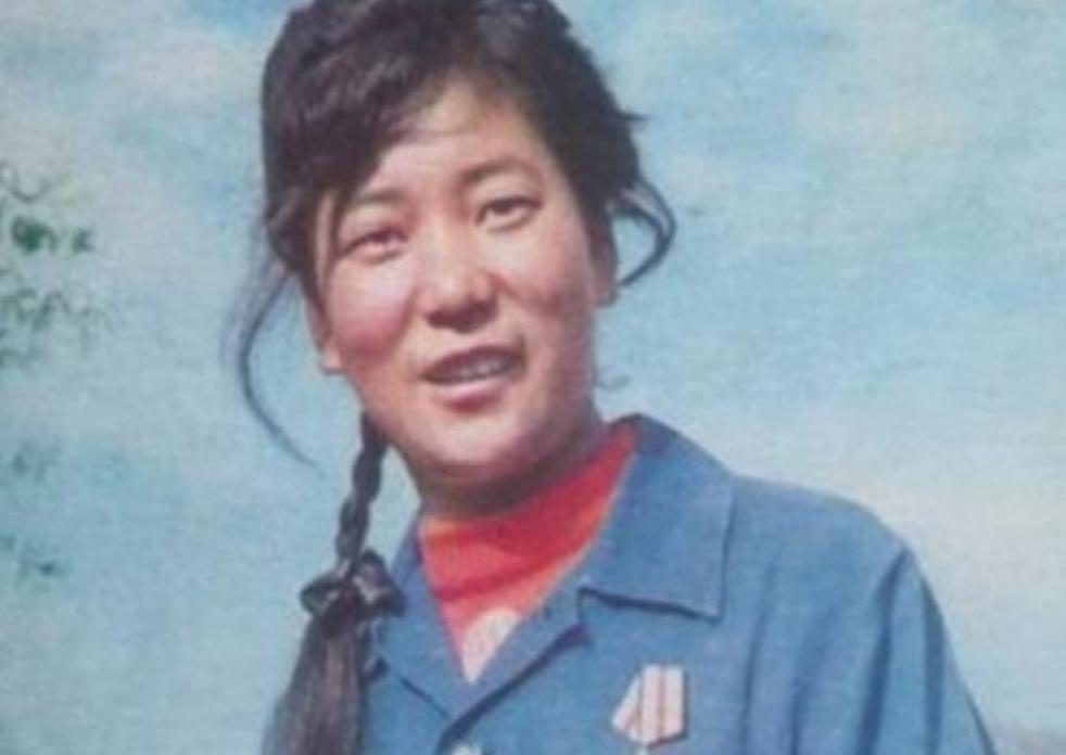 1982年，青海18岁女兵修水管时，挖出2吨银元，她四下张望，确定周围没人后，撒