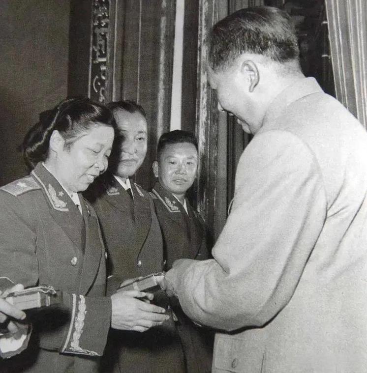 1955年9月27日，中国人民解放军第一次授衔典礼上，毛主席为中国第一个女将军李
