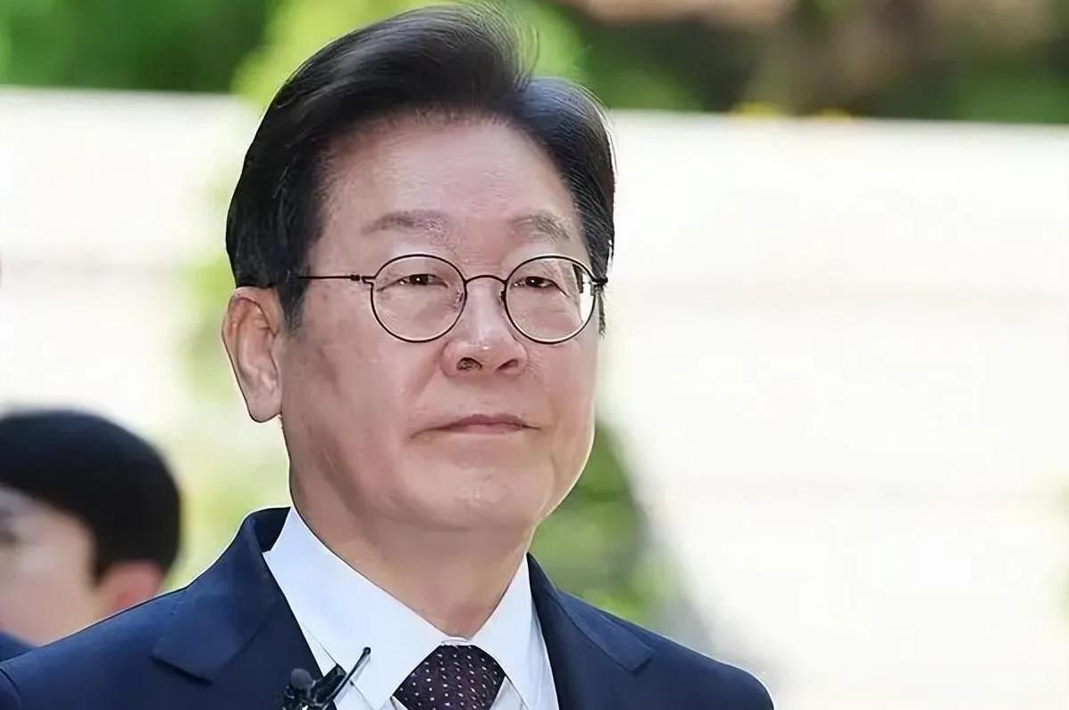 距离韩国总统大选结束还有三个小时，到底花落谁家呢？
呼声最高的两个人，一个是李在