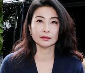 郭晶晶亮相2025年米兰时装周BV设计师秀场，身着蓝色针织衫配大红色皮裙，手拎B