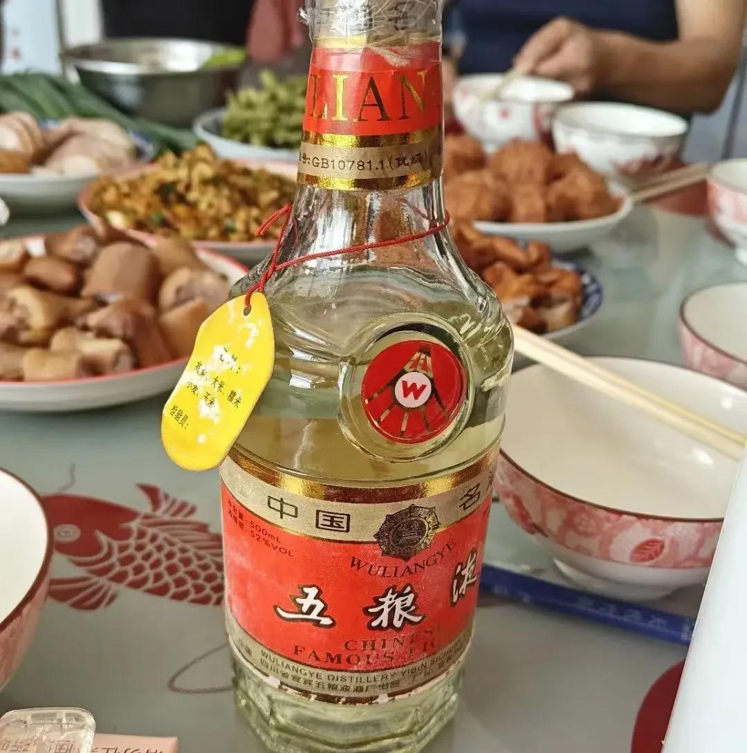 想想够没出息了，五岁喝过茅台，今天喝1985年五粮液，自己站起来说，今天八一建军