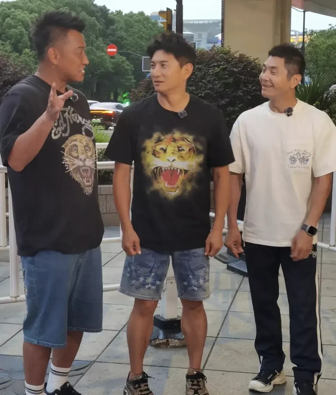 三人合照，才知道谁最帅。