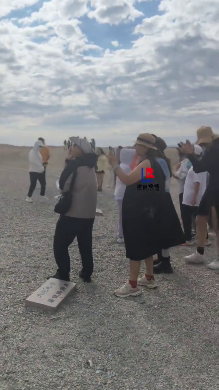 游客疑站戈壁滩大地之子雕像上拍照，引众怒现场多名游客齐喊下来