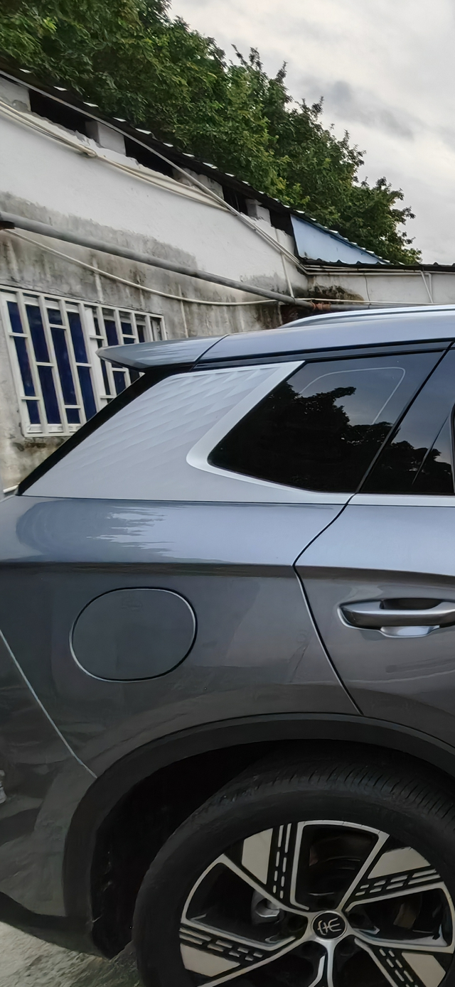 宋pro侧板贴纸有推荐吗
这块银色的侧板非常丑陋，想买个灰色或者黑色的贴纸贴住它