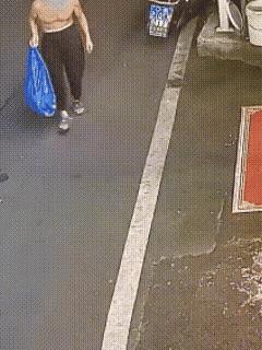 原来快乐这般简单，几块钱就能搞定。
视频里，走来一位弓着腰捡垃圾的老头。瞧他，弓
