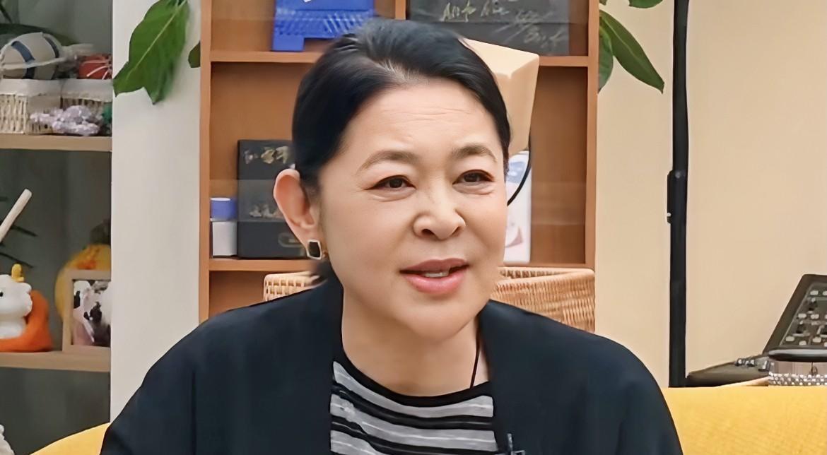 两个砂锅7块5，纸巾10包5块5，
看到倪萍网购的东西
我都开始怀疑自己是不是太