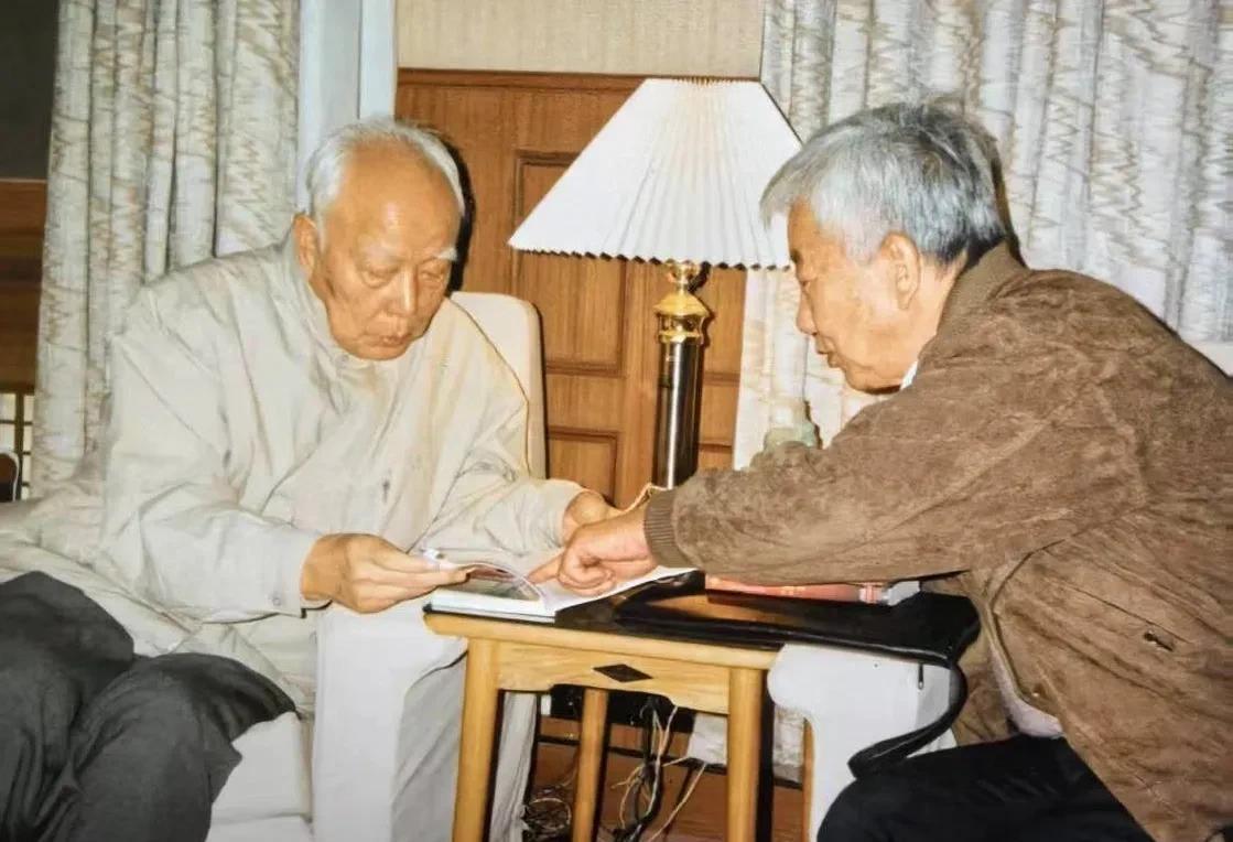 万里同志与张广友同志在商讨工作中#历史#