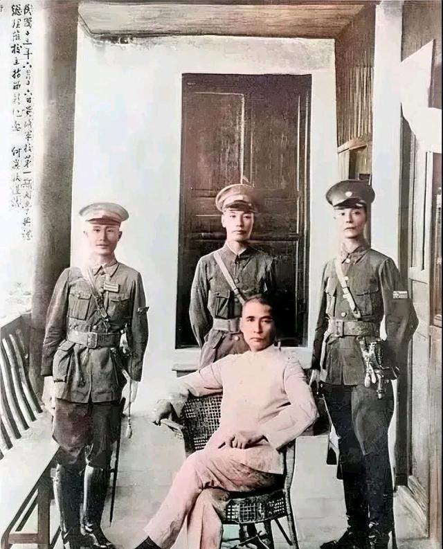 下图一是孙中山与蒋介石的一张“假合影”，之所以说它是“假”，乃是因为原照片实际有