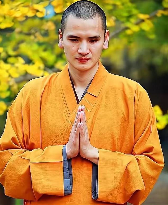 有邪就有正！看看人家80后和尚释明心！
190大高个帅得掉渣，偏要跑到破庙里搬砖