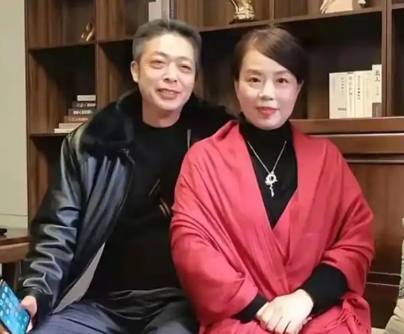 不认识许敏也不认识杜郭，只是凭正常人的思维判断，支持许敏追查真相，支持国家法制建
