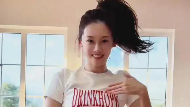 三胎产后惊艳如初！苗苗纤细身材引热议，郑恺乐开花