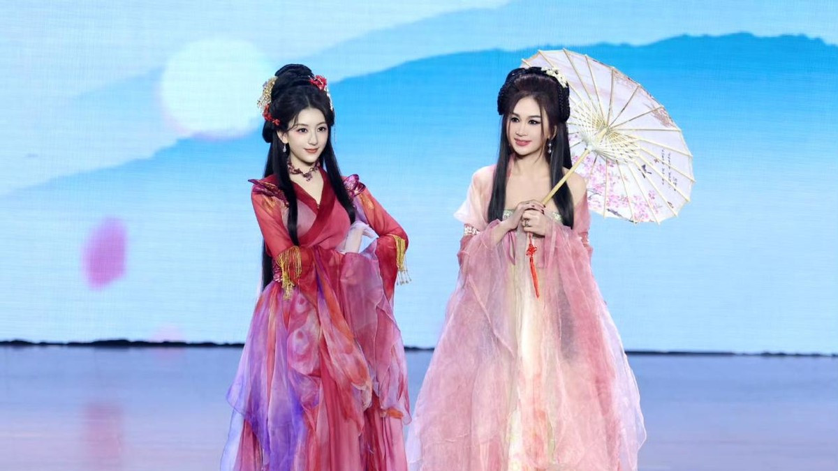 方媛成“事业狂”？月子期不休息奔走捞金，谁才是家里的“顶流”