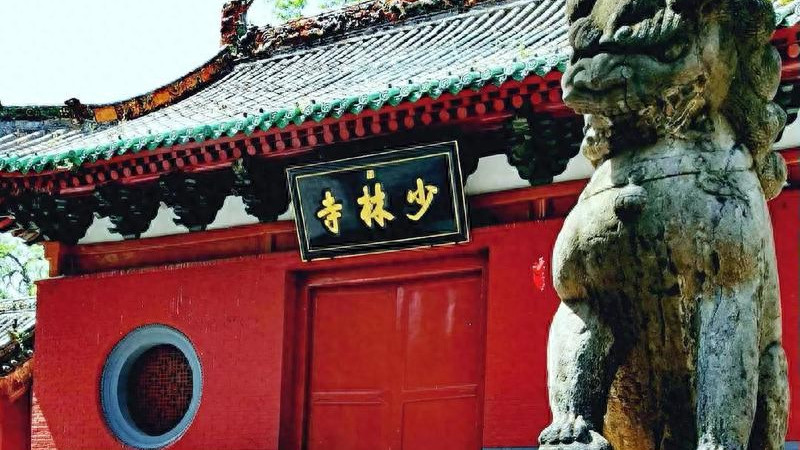 许世友要回家探母，师傅不许，许世友说，我要打出少林寺山门！