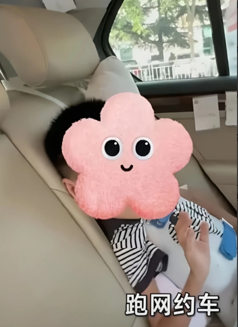 郑州网约车的沉默善意：一万元与满车祝福的双向奔赴。

据武汉生活频道7月1日报道