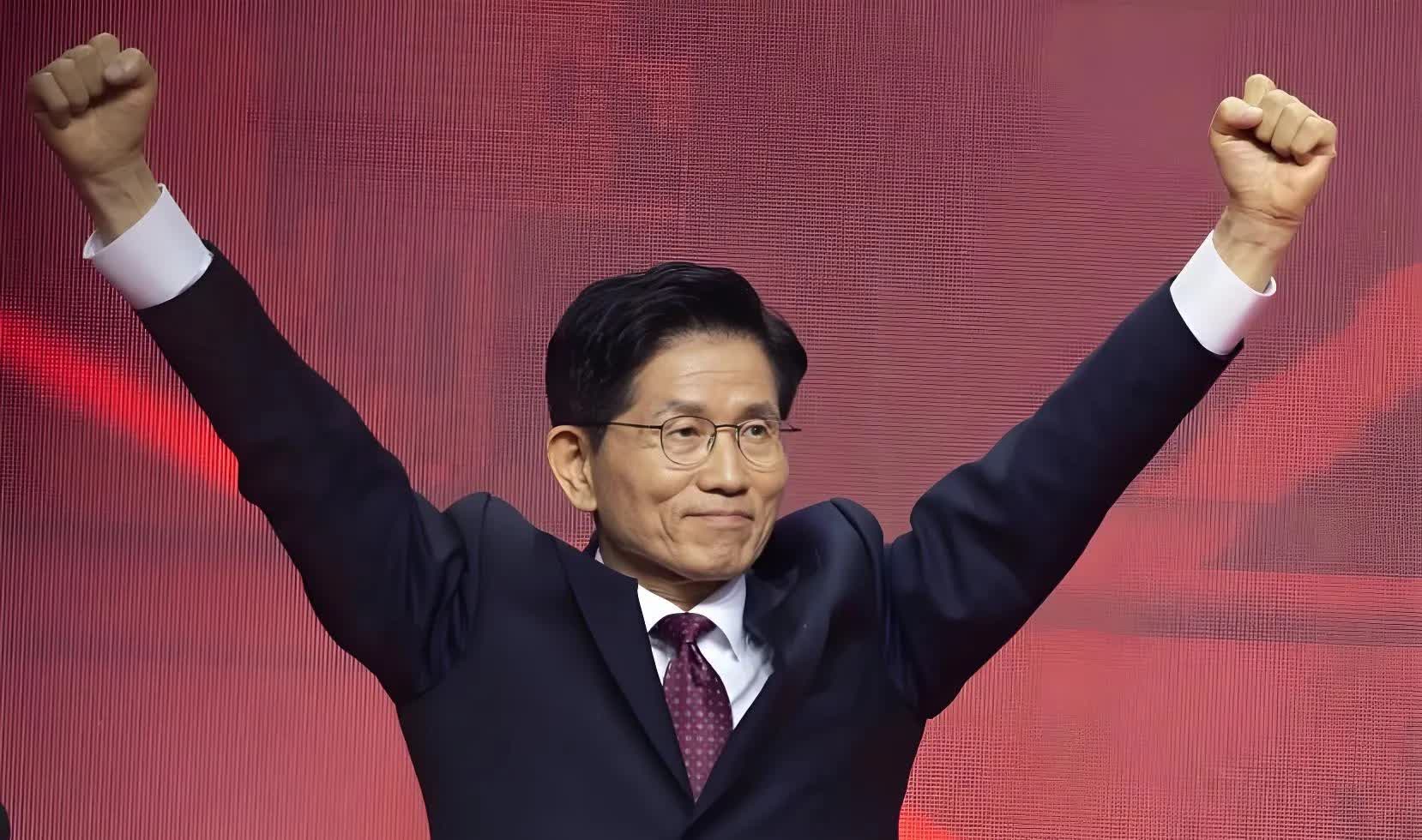 韩国大选还有不到两周，局势真是越来越热闹了！原本稳坐支持率宝座的李在明，现在被金