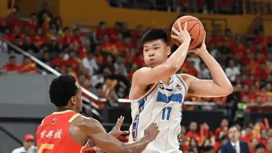 CBA俱乐部杯淘汰赛迎来一场焦点战，最终广厦92-89战胜北京