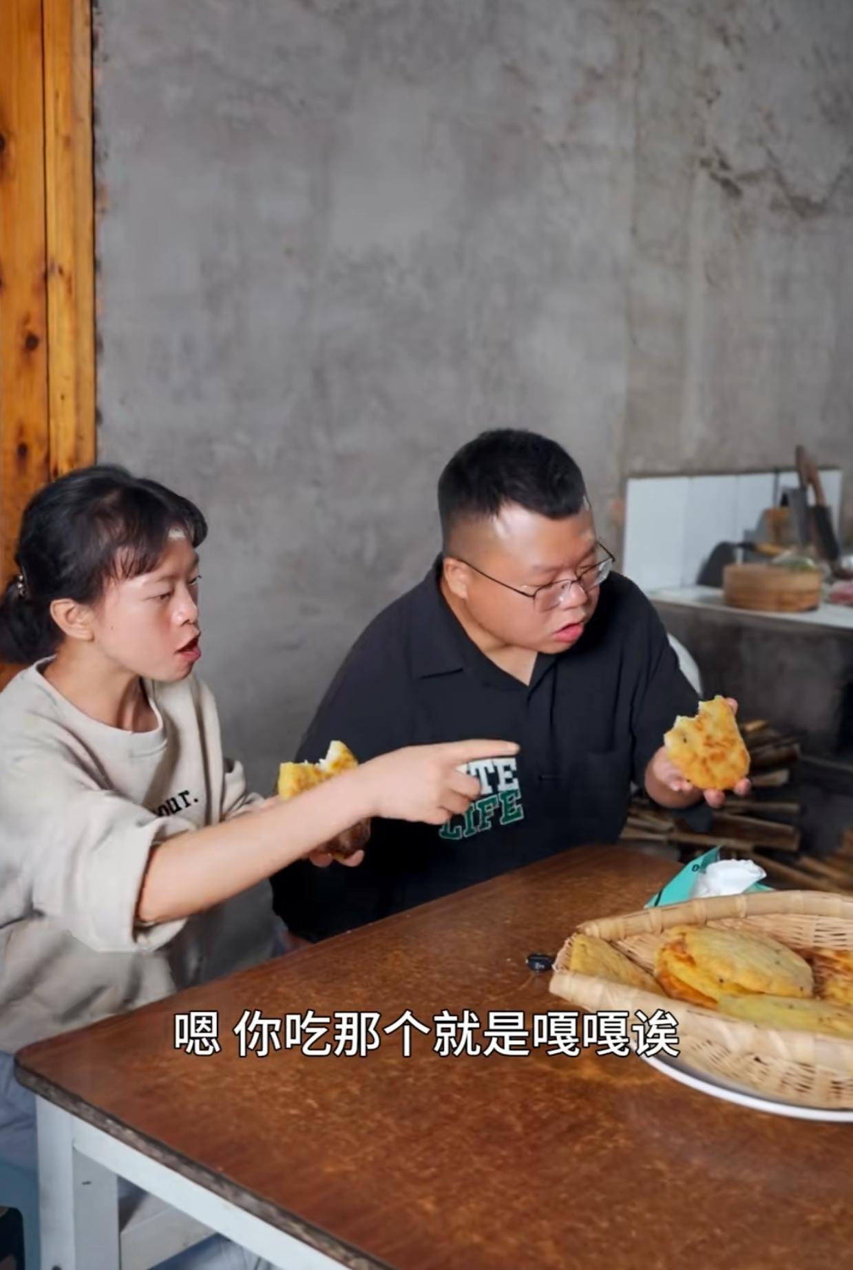 天呀！佳玲再次翻车！大家居然争先恐后地喷她！太恐怖了！
渝乡桃子一家今天做饼吃，