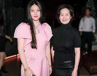 王诗龄与大佬何超琼合影，看何超琼的胳膊，就知道大佬是礼貌而疏远的。
李湘是很有钱