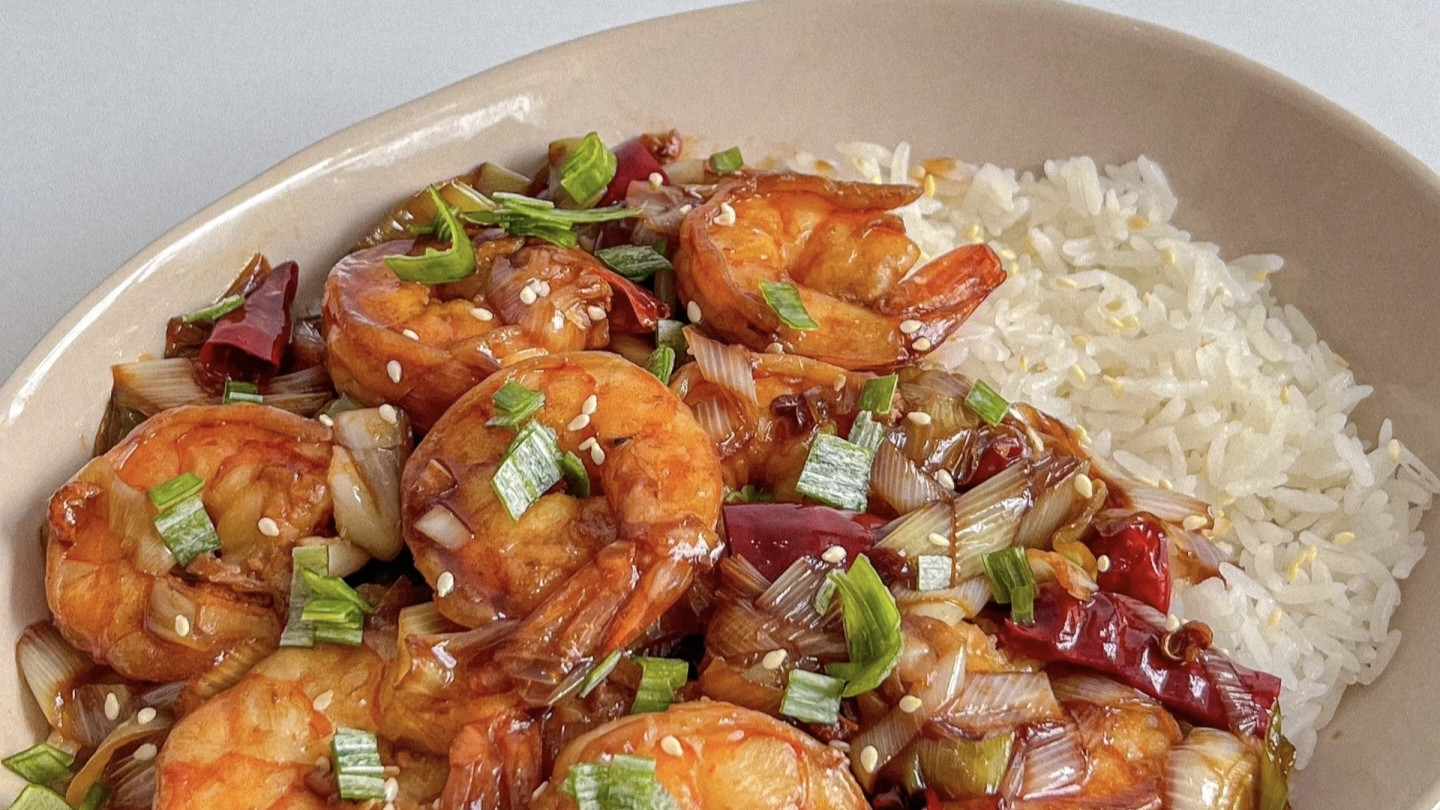 虾仁与酸辣的完美邂逅！这碗盖饭香到舔碗底