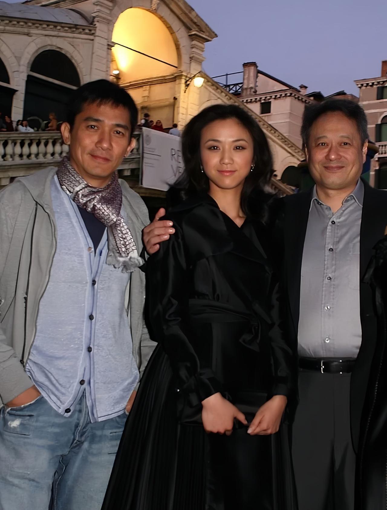 梁朝伟、汤唯与导演李安古早合影，剧组在威尼斯的时候拍的照片。
那时候的李安有着乌