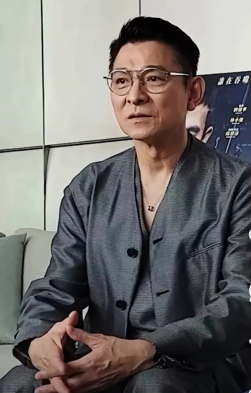 大家发现了吗？
从刘德华身上看出了所有中年男人的一个通病，那就是：
总感觉自己比